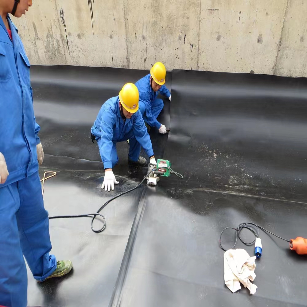 元江【实拍】蓄水池黑膜防渗施工现场